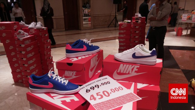 Warga China memboikot produk peritel barat seperti Nike dan H&M yang berkomentar soal dugaan kerja paksa muslim Uighur di Provinsi Xinjiang.