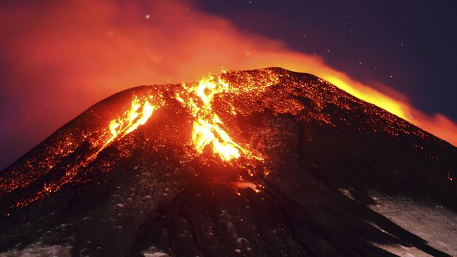 Desa Sebesi bisa dibilang sehidup semati dengan Krakatau, karena letusan gunung itu pernah menewaskan seluruh penduduk desa ratusan tahun silam.
