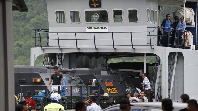Australia memprotes pengawalan ketat duo Bali Nine saat dipindahkan dari Denpasar ke Cilacap,  TNI mengatakan itu terkait upaya penggagalan.