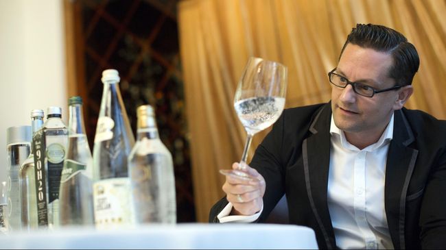 Air putih kemasan juga ternyata punya pencicipnya sendiri yang disebut water sommelier. Mencicip air? ya, cuma ada di Los Angeles.