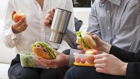 Lima Tips Ketika Terpaksa Makan di Meja Kerja