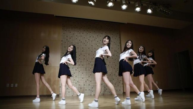 GFriend baru memulai aksinya ketika hujan rintik-rintik. Lantai panggung pun menjadi licin dan satu per satu personel berjatuhan.