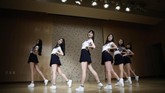 Kesuksesan memang baru bisa dirasakan oleh mereka yang diterima secara resmi oleh manajemen. Tidak hanya di Korea, mereka akan merasakan nikmatnya dielu-elukan di Tiongkok dan Jepang, karena saat ini K-pop memang sedang menjadi wabah baru di sana. (REUTERS/Kim Hong-Ji)