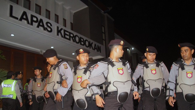 Kejadian pertama kali diketahui saat apel pagi. Petugas yang memeriksa gak melihat empat napi asing dalam barisan napi. Petugas saat ini masih mengejar mereka.