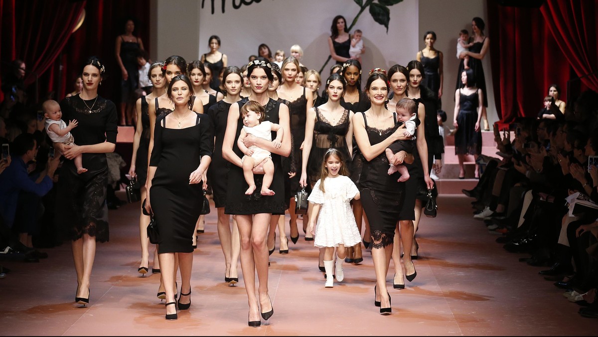 Koleksi Dolce & Gabbana untuk Sang Ibu di Milan Fashion Week