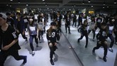 Kim Si-yoon (tengah) yang masih duduk di kelas tiga sekolah dasar, mengaku sudah tahu apa saja pengorbanan yang harus ia lakukan untuk mengejar mimpinya menjadi artis K-pop. (REUTERS/Kim Hong-Ji)