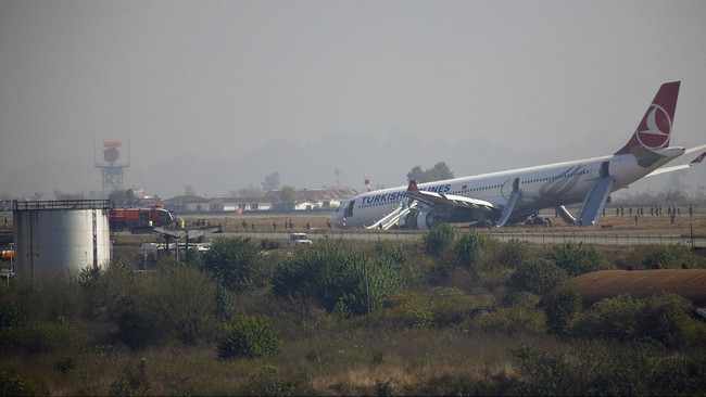 Pesawat itu tergelincir di sampir landasan pacu pada Rabu (4/3), namun pihak bandara masih belum berhasil memindahkan bodi pesawat.