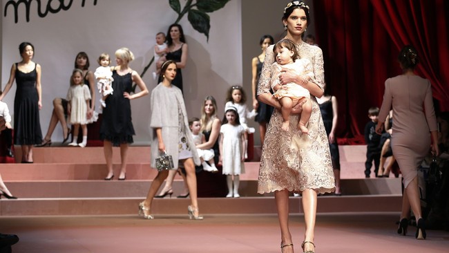 Koleksi Dolce & Gabbana untuk Sang Ibu di Milan Fashion Week