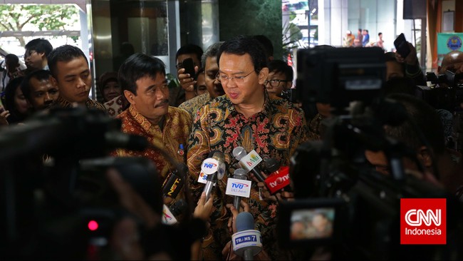 Pemprov DKI Jakarta langsung merespon sakit Gubernur Ahok akibat demam berdarah dengan langsung melakukan pengasapan di area Balaikota DKI Jakarta.