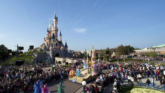 Sekitar 32 ribu pekerja Disney menolak kenaikan upah dan kontrak kerja lima tahun dari manajemen.