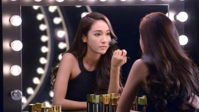 Meski dipecat dari girlband Girls' Generation, karier Jessica semakin melesat setelah ia memiliki label busana, dan kini membintangi iklan YSL.