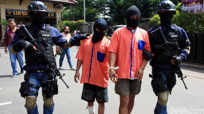 Ternyata banyak di antara pelaku kejahatan itu yang terdiri dari kelompok remaja. Mereka pun tak segan melukai korban setelah menguras hartanya.