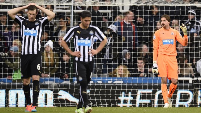Tindakan kiper Newcastle United, Tim Krul, memuji pencetak gol Sunderland Jermain Defoe saat di lorong menuju ruang ganti menuai kritik Jamie Carragher.