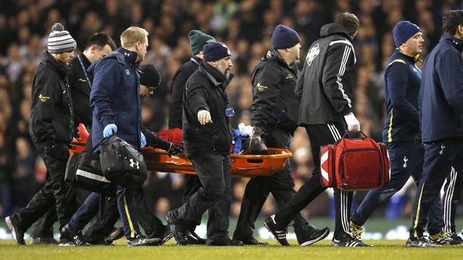 Situasi pertandingan tiba-tiba berubah menjadi menakutkan usai Tottenham mencetak gol pertama pada menit ketujuh. Gomis pingsan di tengah lapangan.