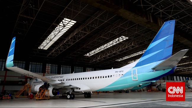 Undang-Undang Penerbangan menyebut, tiap orang yang berada di bandara tanpa izin otoritas bandara dipidana penjara paling lama setahun atau denda Rp 100 juta.
