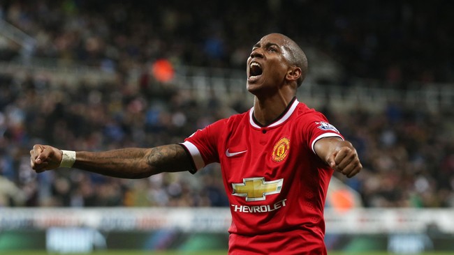 Penampilan baik Ashley Young bersama Manchester United musim lalu membuatnya akan ditawari perpanjangan kontrak oleh ManUnited.