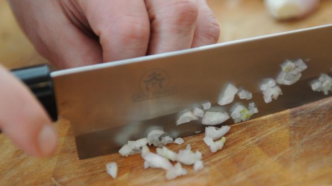 Suami punya peran penting dalam menerapkan kesetaraan gender di rumah, salah satunya tak segan untuk ikut membantu istri memasak.