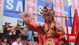 Atraksi 'Ekstrem' Ramaikan Perayaan Cap Go Meh di Indonesia