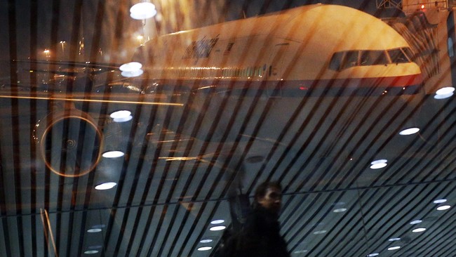 Sudah nyaris setahun pesawat Malaysia Airlines dengan penerbangan MH370 belum ditemukan. Beberapa orang berpendapat pesawat ini hilang karena diculik alien.