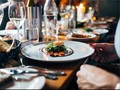 Apakah Umat Islam Harus Mencari Restoran Halal saat Berlibur?