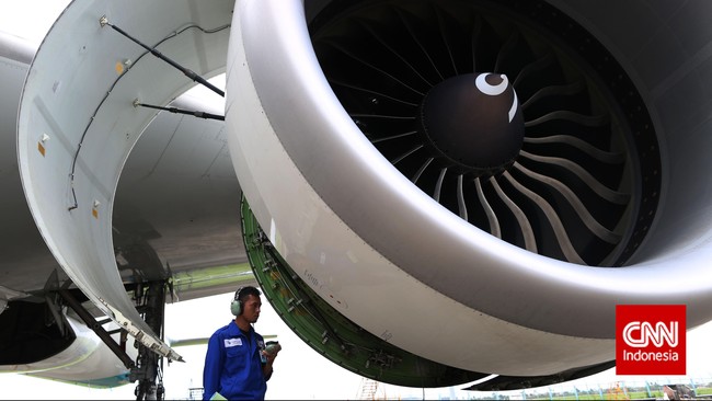 Seluruh maskapai penerbangan diminta tidak menerbangkan pesawat Boeing 777 usai nsiden kerusakan mesin pesawat United Airlines di AS.