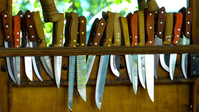Dua Bilah Pisau Ditemukan di Meja Sekolah Cucu Kaisar Akihito Dua pisau ditemukan di meja sekolah tempat cucu Kaisar Akihito belajar saat pihak berwenang meningkatkan keamanan.