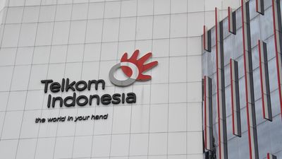 Logo PT Telkom Indonesia Tbk terpampang di kantor pusat perseroan.