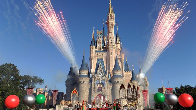 Disney sempat memperbolehkan penggunaan tongsis saat pengunjung berada di taman dan bukan saat berada di wahana permainan.