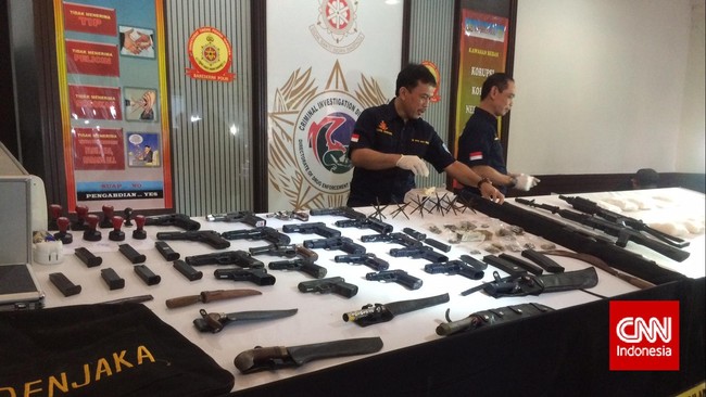 Sindikat ini berasal dari Tiongkok dan melibatkan purnawirawan TNI AL sebagai pemilik senjata api