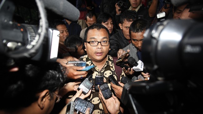 Namun Denny diimbau untuk tidak menggalang opini publik dan menyatakan dirinya tidak bersalah yang bisa jadi alasan penyidik untuk menahannya. 