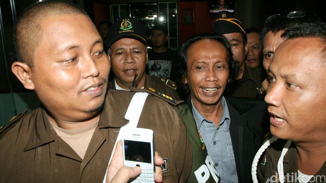Masih banyak sosok lain, apakah itu dari seniman, pejabat publik, atau dari bidang lainnya yang bisa menunjukkan wajah Betawi pada publik.