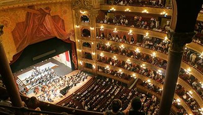 Seorang pria menaburkan bubuk yang diduga abu orang meninggal, di tengah pertunjukan opera di Metropolitan Opera, New York City.
