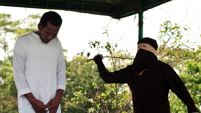 Pemerhati hak asasi manusia, ICJR dan Solidaritas Perempuan mengajukan uji materi ke MA karena Qanun Jinayat dianggap bertentangan dengan undang-undang.
