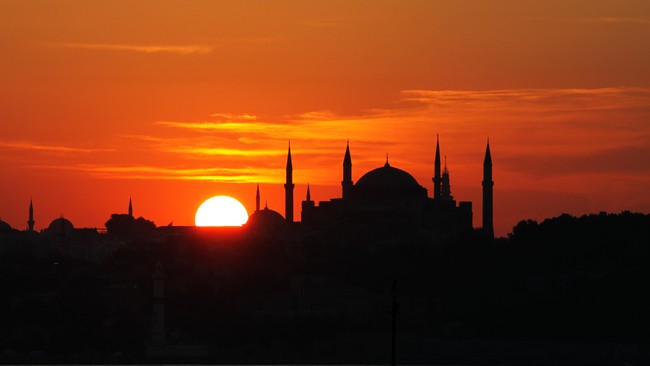 Sebanyak 16 WNI dinyatakan hilang saat berlibur ke Istanbul, Turki. Ada dugaan mereka berangkat ke Suriah dan bergabung dengan kelompok militan.