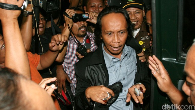 Mandra Naih menyerahkan bukti baru terkait kasus pemalsuan dokumen yang membuatnya dijadikan tersangka dugaan korupsi di TVRI.