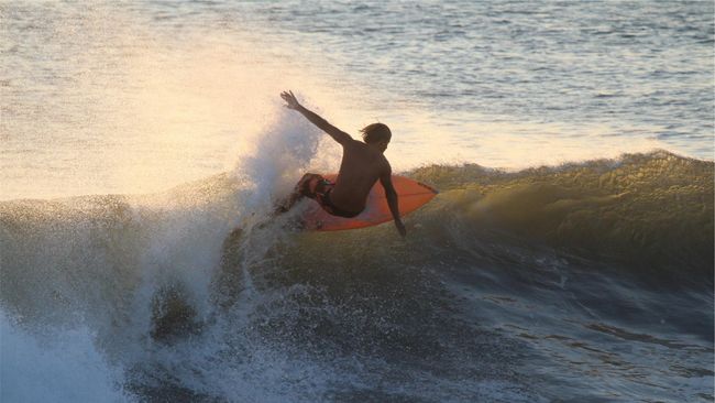 Bagi yang rindu surfing, ternyata ada banyak pilihan pantai untuk berselancar di Banten dengan beragam level ombak.