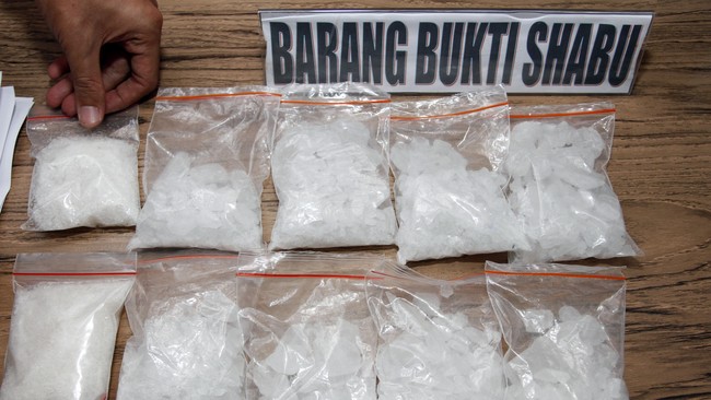 Penangkapan itu berawal dari kecurigaan petugas patroli laut, dan melihat kapal mencurigakan, Kamis (15/5). Kapal  itu ternyata mengangkut hampir 2 ton sabu.