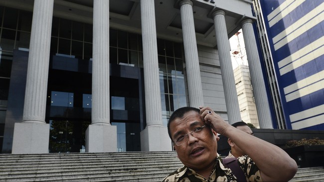 Adanya biaya tambahan Rp 5.000 menurut Heru Widodo itu bukan pungutan liar melainkan biaya transaksi yang mempunyai dasar hukum.