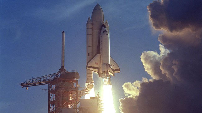 Blue Origin telah selesai membangun mesin roket New Shepard untuk terbang ke luar angkasa suborbital dan berharap bisa memulai uji terbang pada tahun ini.