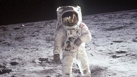 50 Tahun Lalu, Neil Armstrong Jadi Manusia Pertama di Bulan