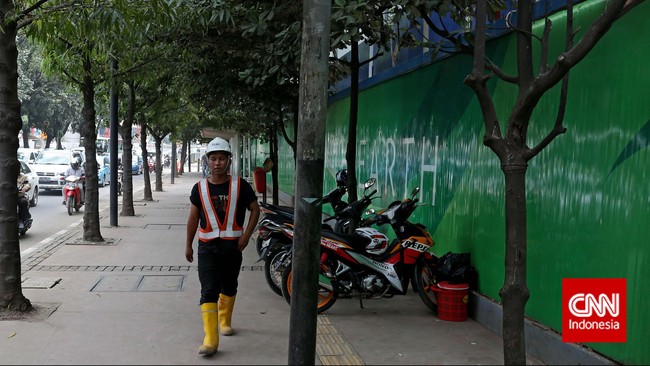 Gubernur Jakarta Basuki Tjahaja Purnama berkali-kali geram soal anggaran. Setelah marah-marah soal biaya sewa truk sampah, kini soal trotoar pedestrian.