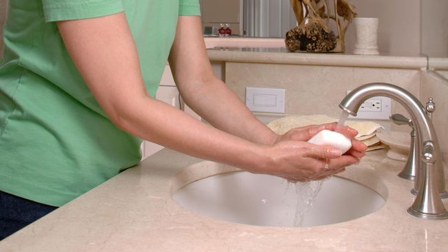 Studi: Bahan Kimia dalam Sabun Sebabkan Osteoporosis Peneliti menyebutkan bahwa paparan bahan kimi dalam produk harian seperti kosmetik, sabun, dan pasta gigi menyebabkan osteoporosis.