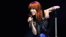Carly Rae Jepsen Tulis 250 Lagu untuk Album Barunya