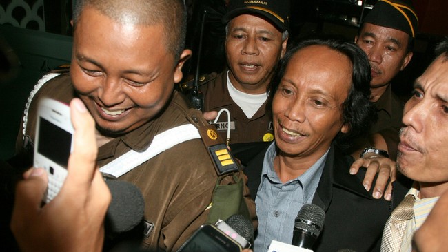 Komisaris PT Viandra Production Mastur Irawan yang juga adik Mandra tak hadiri pemeriksaan yang dijadwalkan. Mandra sendiri telah jadi tersangka pada kasus ini.