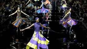 Issey Miyake Olah Gaun Tiga Dimensi yang Bisa Bertransformasi