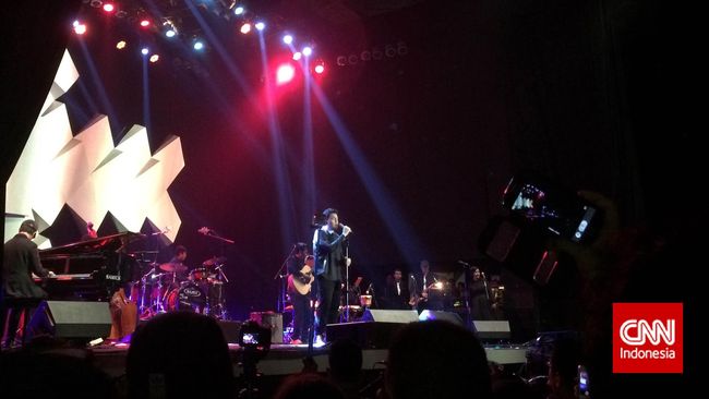Penampilan Tulus di panggung Java Jazz 2015 diwarnai kegelisahan penggemar karena jadwal yang molor. Tapi Tulus mampu mengubah suasana hati mereka.