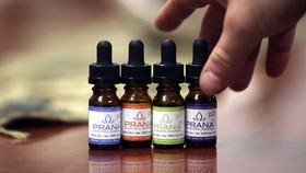 Diyakini Banyak Khasiat, Pria Ini Cekoki Minyak Ganja ke Anak