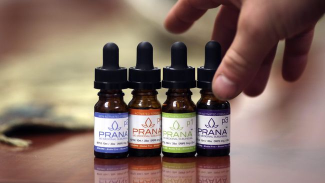 Diyakini Banyak Khasiat, Pria Ini Cekoki Minyak Ganja ke Anak Lahir dengan adat dan tradisi menggunakan ganja sebagai bumbu masak, membuat pria ini mengkonsumsi ganja hampir setiap hari. Tak terkecuali anaknya.
