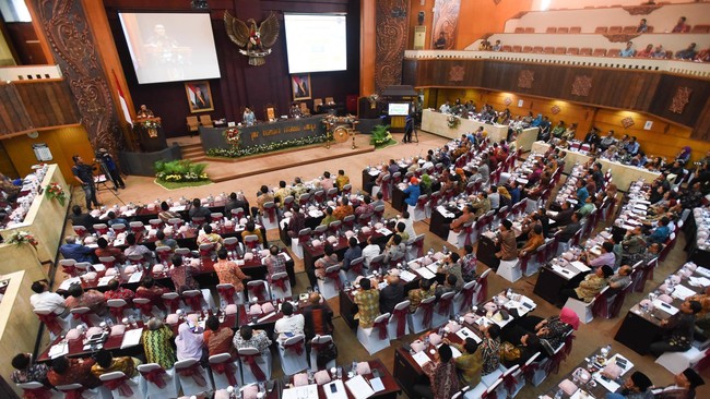 CV Adhi Prima Sentosa, pemenang tender baju dinas DPRD Tangerang, mengklaim telah menyiapkan bahan dan bekerja sama dengan Louis Vuitton Indonesia.