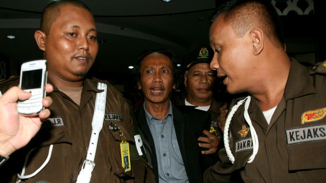 Tak seperti tiga tersangka lain yang berkasnya dilimpahkan ke Kejaksaan Negeri Jakarta Pusat, berkas Mandra diserahkan ke Kejaksaan Negeri Jakarta Selatan.